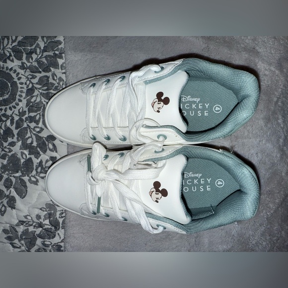 Children’s Mickey and friends sneakers size 4 - Picture 3 of 7